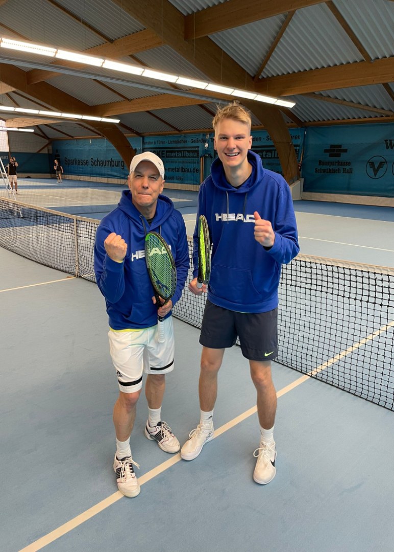 Frank Köpsell und Maximilian Fickendey-Engels auf dem Tennisplatz